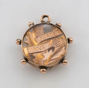 An antique 9ct yellow gold "DINNA FORGET" pendant, 19th century, stamped "9ct", maker's marks obscured, ​​​​​​​2cm high