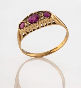 An antique yellow gold ring, set with garnets and diamonds, 19th/20th century, 1.8 grams total