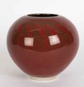 GARY HAMBLETON Western Australian studio pottery vase with burgundy glaze, signed "Gary, '09", 18cm high