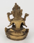 A Tibetan bronze figure group, 19th/20th century,  11cm high  - 3