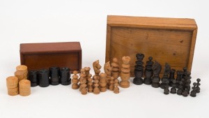 Antique turned wood timber chess pieces and draughts pieces in timber boxes,  ​​​​​​​the king pieces 5.5cm high 