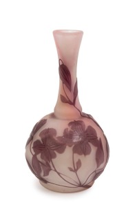 GALLÉ French cameo glass vase with floral motif, early 20th century, signed "Gallé", 15cm high