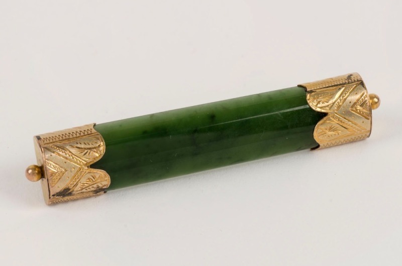 An antique New Zealand greenstone bar brooch with yellow gold mounts, 19th century, ​​​​​​​7.5cm wide