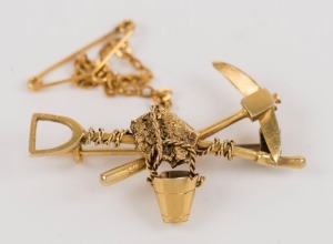 An Australian yellow gold miner's brooch, (incomplete), ​​​​​​​4cm wide, 3.8 grams