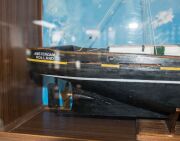 The AMSTERDAM scratch built-tugboat in case, 20th century, 57cm high, 100cm long, the cabinet 98cm high, 115cm long - 3