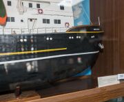 The AMSTERDAM scratch built-tugboat in case, 20th century, 57cm high, 100cm long, the cabinet 98cm high, 115cm long - 6