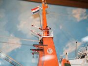 The AMSTERDAM scratch built-tugboat in case, 20th century, 57cm high, 100cm long, the cabinet 98cm high, 115cm long - 9