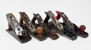 A selection of Smoothing hand planes including a Turner No.4½, and No.5 made in Australia, two Carter No.5 made in Australia, and a Sargent VBM. (5 items), the largest 36cm long.