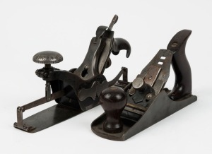 A lovely pair of planes comprising a Gage No.4 self setting plane, and a Stanley No.113 circular plane, (2 items total), the Stanley 26.5cm long.