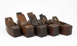 Five coffin shape smoothing planes, various makers and models, with blades, (5 items total), the largest 22cm long.