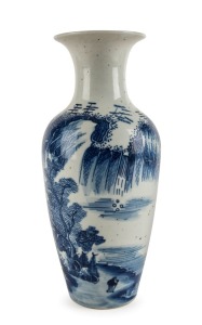 An antique Chinese blue and white porcelain vase, Qing Dynasty, 18th/19th century, 25cm high