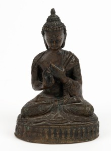 An antique Tibetan bronze seated Buddha statue, 19th/20th century, 12cm high