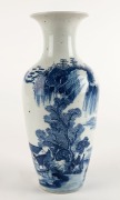 An antique Chinese blue and white porcelain vase, Qing Dynasty, 18th/19th century, ​​​​​​​25cm high - 2