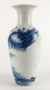 An antique Chinese blue and white porcelain vase, Qing Dynasty, 18th/19th century, ​​​​​​​25cm high - 3