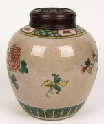 An antique Chinese famille vert porcelain ginger jar with carved timber lid, Qing Dynasty, 19th century, ​​​​​​​red four character mark to base, 24cm high - 3