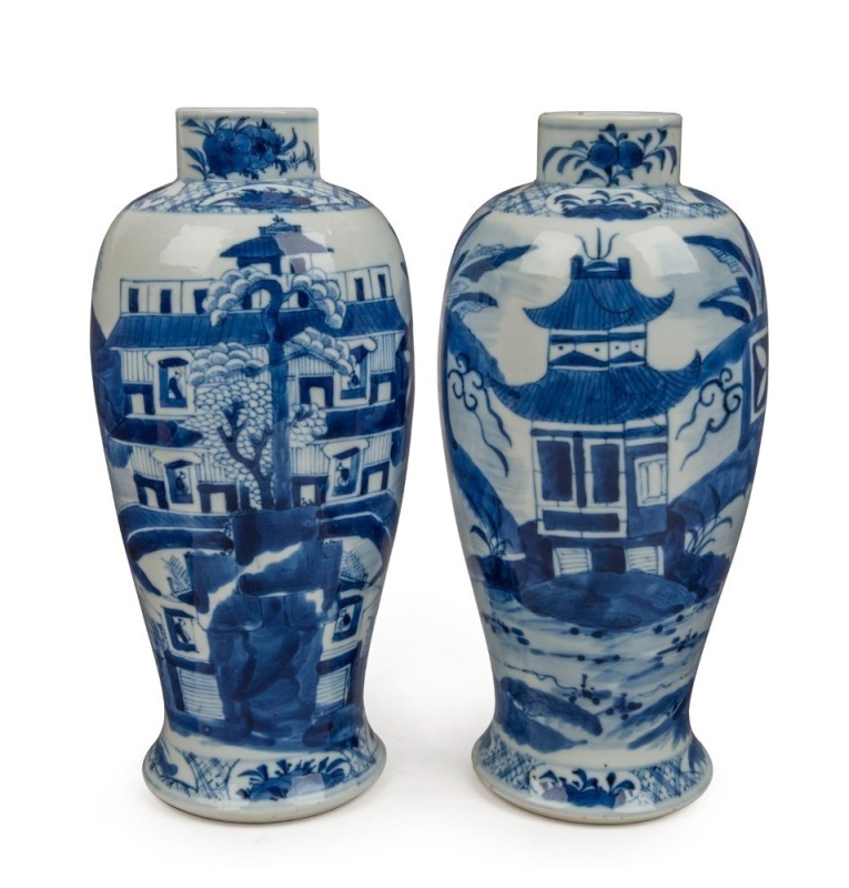 A pair of antique Chinese blue and white porcelain vases, Qing Dynasty, 18th/19th century, four character seal mark to base, 26.5cm high