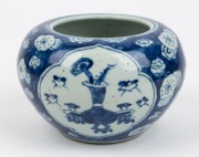 An antique Chinese blue and white porcelain alms bowl, Qing Dynasty, 19th century, ​​​​​​​10cm high, 14cm wide - 3