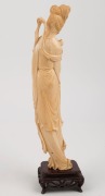 An antique Chinese carved ivory Guanyin statue on carved wooden base, Qing Dynasty, 19th/20th century, ​​​​​​​34cm high - 3