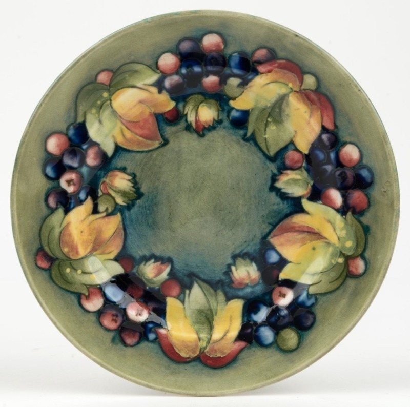 MOORCROFT "Leaf and Berry" English pottery plate on celadon ground, impressed signature mark "Moorcroft, Potters To H.M. The Queen, Made In England", ​​​​​​​16.5cm diameter