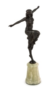 An Art Nouveau bronze statue of a dancing lady, mounted on a green onyx plinth, early 20th century, 25cm high