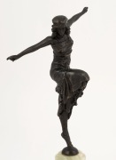 An Art Nouveau bronze statue of a dancing lady, mounted on a green onyx plinth, early 20th century, ​​​​​​​25cm high - 2