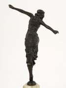 An Art Nouveau bronze statue of a dancing lady, mounted on a green onyx plinth, early 20th century, ​​​​​​​25cm high - 4