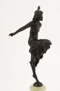An Art Nouveau bronze statue of a dancing lady, mounted on a green onyx plinth, early 20th century, ​​​​​​​25cm high - 5