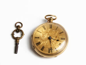 POCKET WATCH: 18ct yellow gold open face pocket watch and key. 38mm.