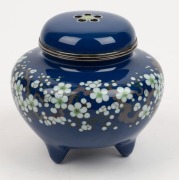 A beautiful Japanese cloisonne censer with blossoms on blue ground, interior attractively finished in gold, circa 1930, ​​​​​​​11.5cm high, 11.5cm wide - 2