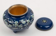 A beautiful Japanese cloisonne censer with blossoms on blue ground, interior attractively finished in gold, circa 1930, ​​​​​​​11.5cm high, 11.5cm wide - 3