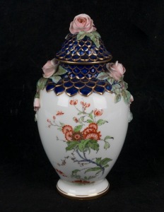 ROYAL WORCESTER antique English lidded urn with applied roses and floral decoration, 19th/20th century, made for the American market, factory mark to base, 17cm high