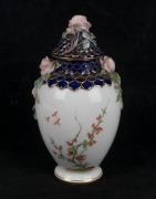 ROYAL WORCESTER antique English lidded urn with applied roses and floral decoration, 19th/20th century, ​​​​​​​made for the American market, factory mark to base, 17cm high - 2