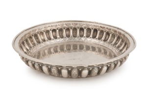An antique Tibetan silver bowl with floral motif, 19th/20th century, 23.5cm wide, 392 grams