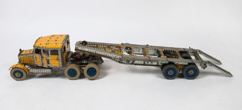 MECCANO flatbed heavy haulage truck, 20th century, 25cm high, 150cm long, 25cm deep