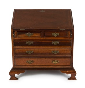 An antique English mahogany apprentice bureau with fall-front, 19th/20th century, 46cm high, 45cm wide, 25cm deep