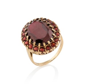 An antique 9ct yellow gold and garnet cluster ring, 19th/20th century, 10.2 grams total