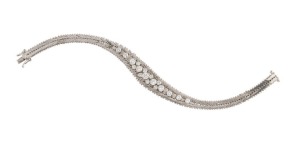 A vintage 18ct white gold bracelet, set with 18 brilliant cut white diamonds, 20th century, stamped "750", ​​​​​​​18cm long, 23 grams