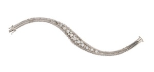A vintage 18ct white gold bracelet, set with 18 brilliant cut white diamonds, 20th century, stamped "750", 18cm long, 23 grams