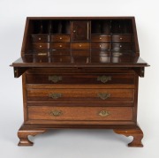 An antique English mahogany apprentice bureau with fall-front, 19th/20th century, ​​​​​​​46cm high, 45cm wide, 25cm deep - 2
