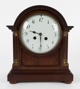 An antique French mantle clock in mahogany dome top case with gilt metal mounts, eight day time and strike movement with Arabic numerals, 19th/20th century, 27cm high