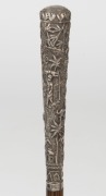 An antique walking stick with Indian silver handle, palm wood shaft and brass ferrule, 19th century, 90.5cm high - 3