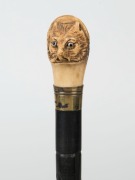 An antique walking stick with horn handle carved in the form of a fox head with glass eyes, gold plated collar and carved ebony shaft with remains of horn ferrule, 19th century, ​​​​​​91.5cm high - 2