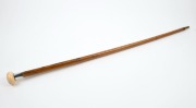 An antique walking stick with turned ivory handle, silver collar, cane shaft and brass ferrule, 19th century, ​​​​​​​90cm high - 4
