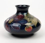 MOORCROFT&nbsp;"Anemone" English pottery vase on&nbsp;blue ground, impressed "Moorcroft", 10cm high, 13cm wide - 2