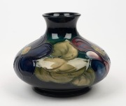 MOORCROFT&nbsp;"Anemone" English pottery vase on&nbsp;blue ground, impressed "Moorcroft", 10cm high, 13cm wide - 3
