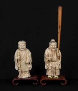 A pair of antique Chinese carved ivory statues of peasants, with wooden stands, 19th/20th century, statues 11cm high, the larger 22cm high overall