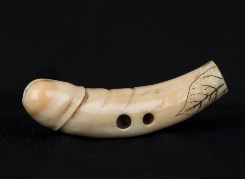 An antique Japanese carved ivory phallus netsuke, Meiji period 19th/20th century, 8cm long