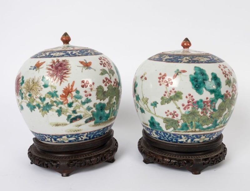 A pair of antique Chinese export ware lidded porcelain jars with carved wooden stands, Qing Dynasty, 19th century, ​​​​​​​28cm high each overall