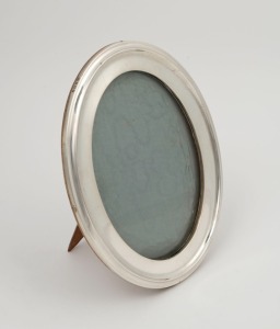 A sterling silver oval table picture frame, made in Birmingham, circa 1914, 20.5cm high