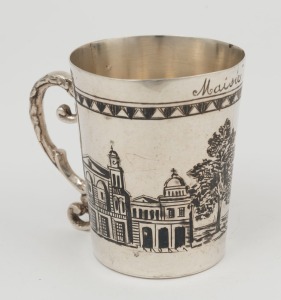 A silver and niello cup adorned with town scene, engraved "MAIRIE", 19th century, marks rubbed, 7.5cm high, 154 grams
